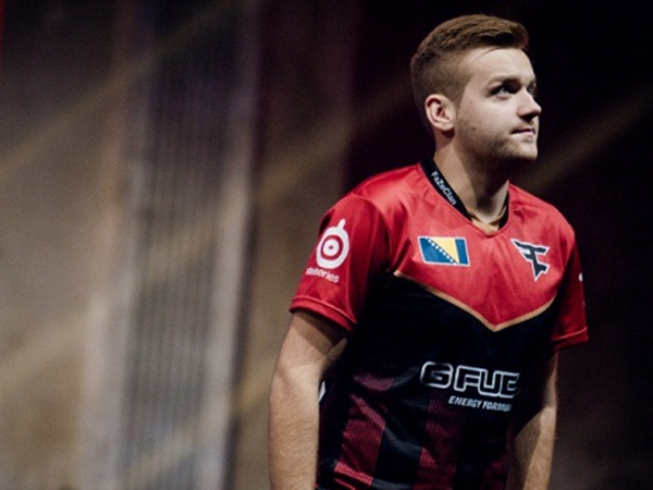 Liangchen , Jax, 和恶魔领主绕过 Baiye ，他的输出达到了最大值。 Bilibili Gaming 和 Weibo Gaming 打成平局。